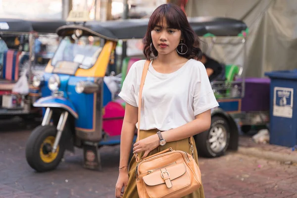 Retrato Uma Jovem Asiática Rua Com Fundo Tuk Tuk Bangkok — Fotografia de Stock