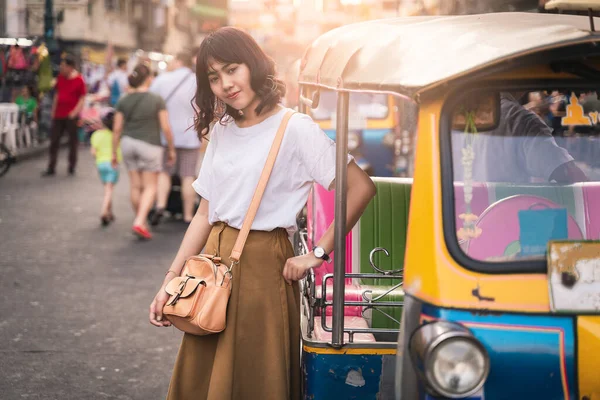 Bangkok Tayland Tuk Tuk Ile Birlikte Asyalı Genç Bir Kadının — Stok fotoğraf