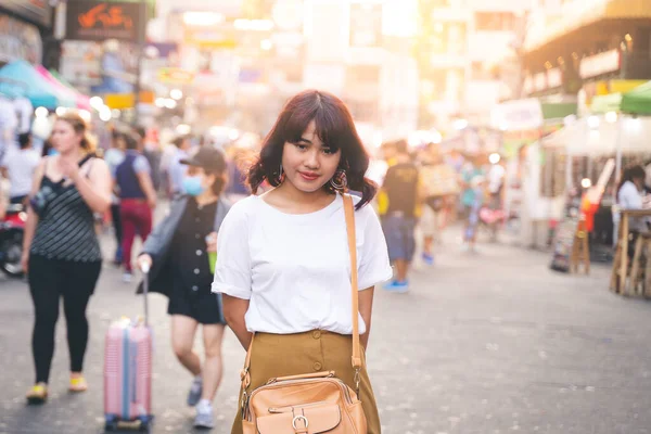 Retrato Jovem Mulher Asiática Khao San Road Bangkok Tailândia — Fotografia de Stock