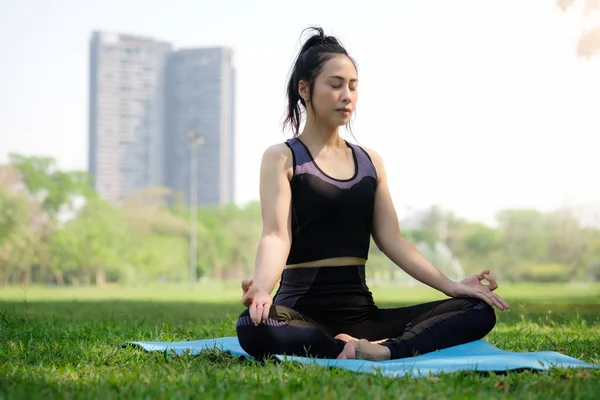 Mujer Asiática Vistiendo Sujetador Deportivo Negro Está Ejercitando Por Yoga — Foto de Stock