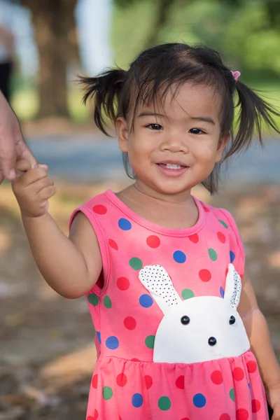 Retrato Una Niña Sonriente Sosteniendo Mano Madre — Foto de Stock