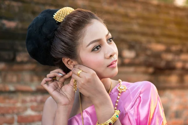 Mulher Tailandesa Bonita Traje Tradicional Tailândia Rapariga Está Usar Brincos — Fotografia de Stock