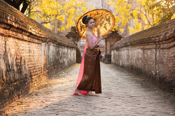 歴史公園でタイの伝統衣装を着た美しいタイ人女性 — ストック写真