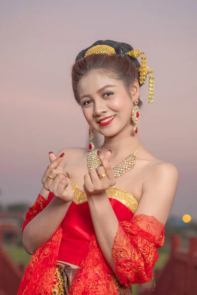 穿着泰国传统服装的美丽的泰国女人把她的手做成了微型心脏的象征 — 图库照片
