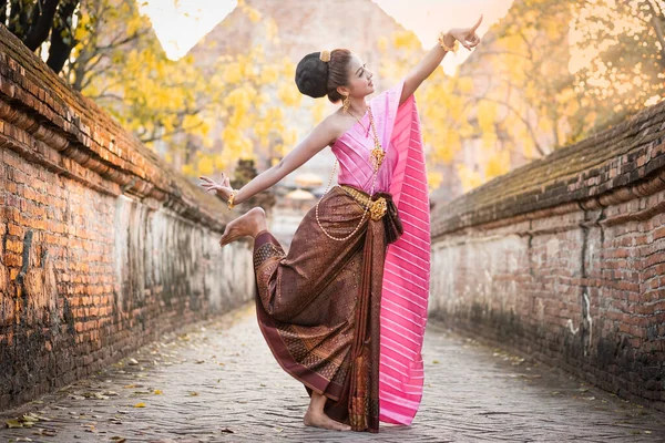 美丽的泰国女人穿着传统的泰国服装 跳着泰国舞 — 图库照片
