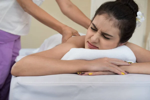 Rosto Mulher Mostrando Ferida Massagem Nas Costas — Fotografia de Stock