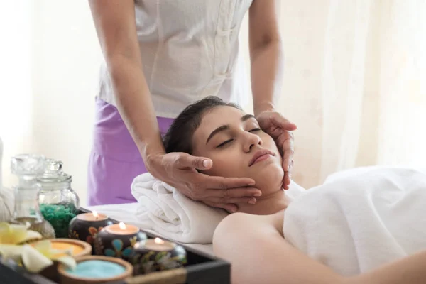 Jovem Mulher Estava Massageando Rosto Para Relaxar Qual Parte Massagem — Fotografia de Stock