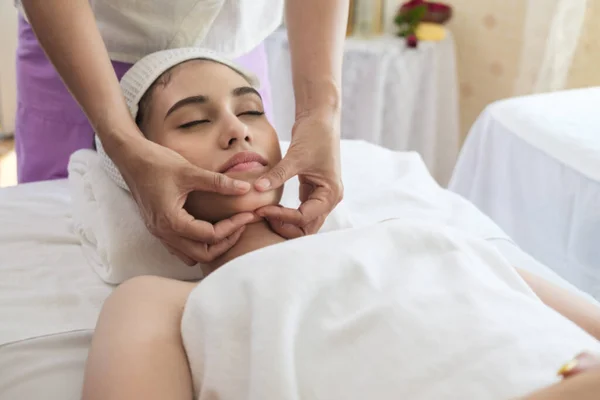 Jovem Mulher Estava Massageando Rosto Para Relaxar Qual Parte Massagem — Fotografia de Stock