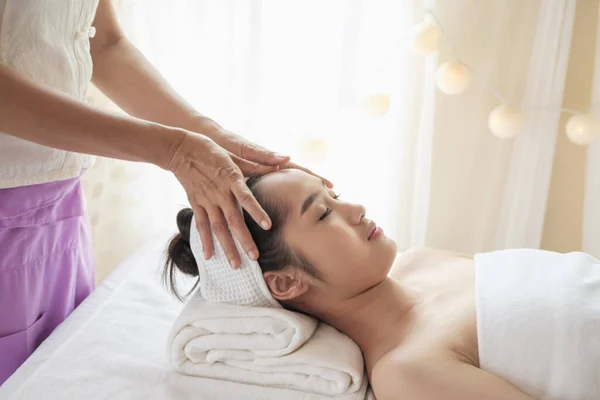Jovem Mulher Estava Massageando Rosto Para Relaxar Qual Parte Massagem — Fotografia de Stock