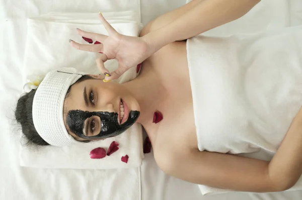 Jovem Mulher Feliz Com Máscaras Faciais Spa Tratamento Beleza — Fotografia de Stock
