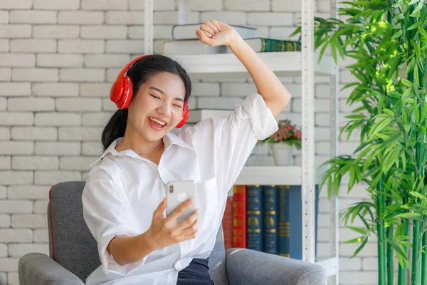 Mulher Jovem Asiática Com Cabelos Longos Está Ouvindo Música Seu — Fotografia de Stock