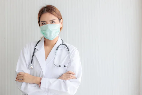 Retrato Doctora Asiática Con Máscara Estetoscopio Sobre Fondo Blanco — Foto de Stock