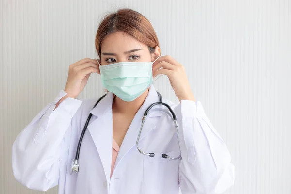Retrato Doctora Asiática Con Máscara Estetoscopio Sobre Fondo Blanco — Foto de Stock