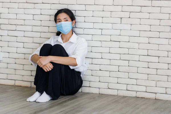 Młoda Azjatka Maskach Jest Zaniepokojona Kwarantanną Domu Podczas Epidemii Wirusa — Zdjęcie stockowe
