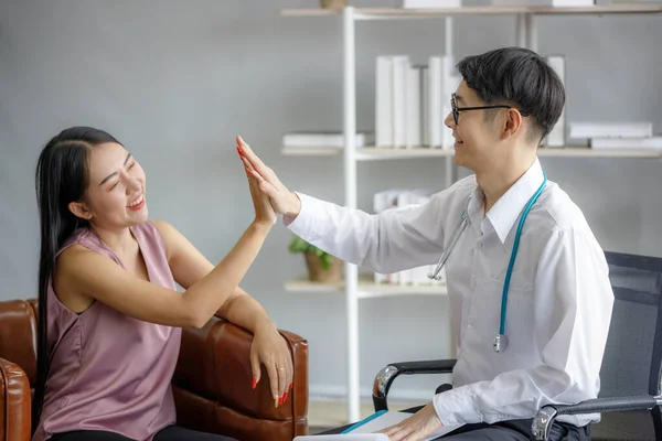 Vänliga Asiatiska Manliga Läkare Koordinerar Händer Kvinnliga Patient Och Log — Stockfoto