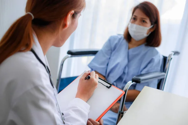 Vackra Unga Asiatiska Kvinnliga Läkare Spelar Medicinsk Historia Klippbordet Och — Stockfoto