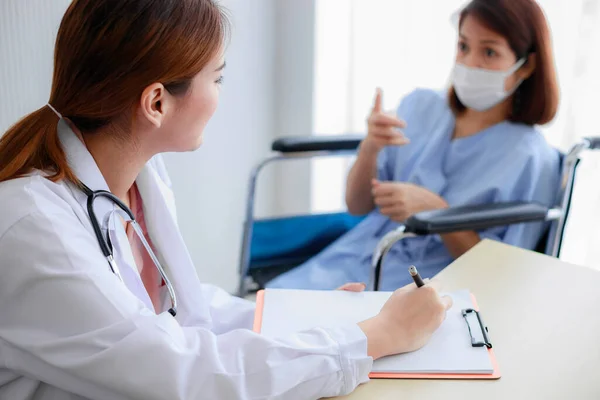 Bela Jovem Médica Asiática Está Registrando Uma História Médica Área — Fotografia de Stock