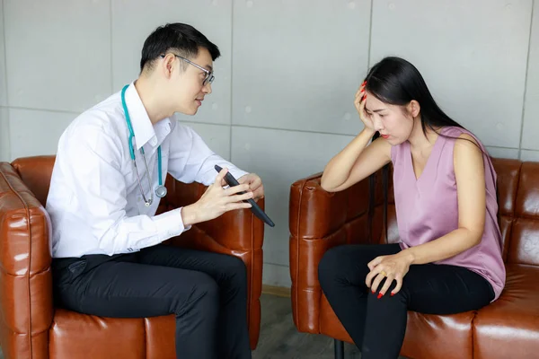 Médico Asiático Sexo Masculino Está Mostrando Uma Tela Comprimido Branco — Fotografia de Stock