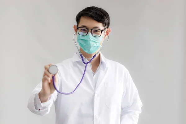 Retrato Joven Médico Asiático Con Máscara Anteojos Con Estetoscopio Sobre — Foto de Stock