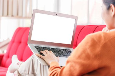 Genç Asyalı kadınlar internette çalışmak, evden çalışmak ve koronavirüs salgını sırasında internetten alışveriş yapmak için dizüstü bilgisayar kullanıyorlar..