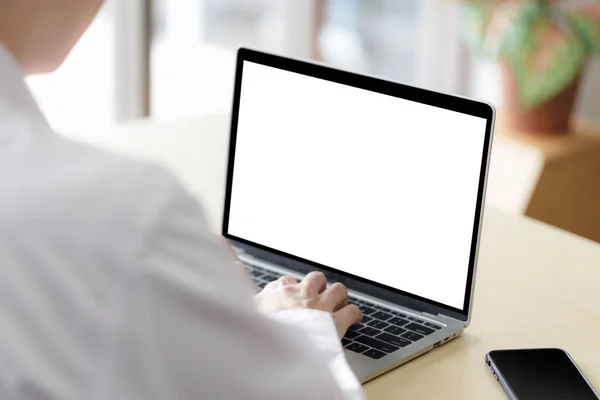 Mão Fechada Homem Negócios Usando Laptop Escritório Monitor Laptop Vazio — Fotografia de Stock