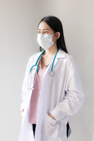 Retrato Una Joven Doctora Asiática Usando Una Máscara Con Estetoscopio — Foto de Stock