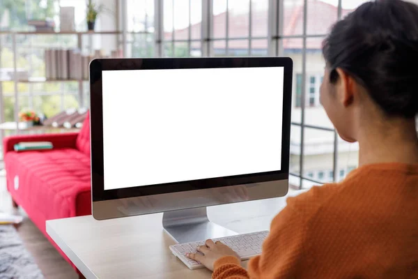 Jovens Mulheres Asiáticas Estão Usando Computador Para Estudar Online Trabalhar — Fotografia de Stock