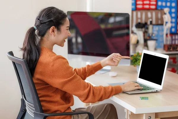 Junge Asiatische Frauen Nutzen Laptops Online Lernen Von Hause Aus — Stockfoto