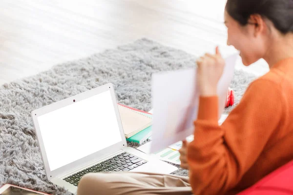 Jovens Mulheres Asiáticas Estão Usando Laptops Para Estudar Online Trabalhar — Fotografia de Stock