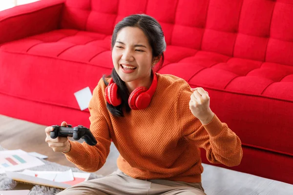 Jovem Mulher Está Divertindo Jogando Jogos Com Único Joystick Casa — Fotografia de Stock