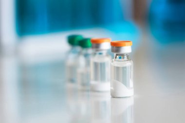 Masada bir şişe aşı ve midicine var. COVID-19 Coronavirus aşısının geliştirilmesi ve yaratılması.