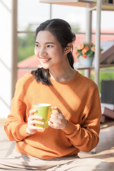 Ung Asiatisk Kvinna Ler Och Dricker Kaffe Vid Fönstret Med — Stockfoto