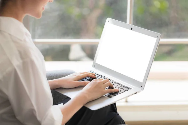 Jovens Mulheres Asiáticas Estão Usando Laptops Para Estudar Line Trabalhar — Fotografia de Stock