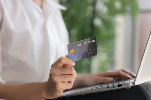 Jovens Mulheres Asiáticas Estão Usando Cartão Crédito Para Fazer Compras — Fotografia de Stock