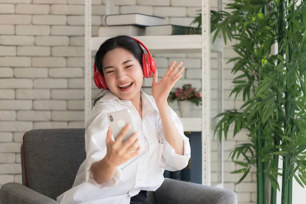 Junge Asiatin Entspannt Sich Auf Dem Sofa Haus Frauen Hören — Stockfoto