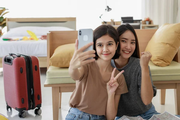 Dwie Młode Azjatki Selfie Smartfonami Podczas Planowania Podróży Letniej Ich — Zdjęcie stockowe