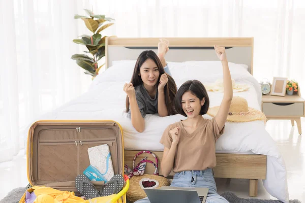 Duas Jovens Asiáticas Estão Usando Laptop Para Planejar Viagens Reservar — Fotografia de Stock