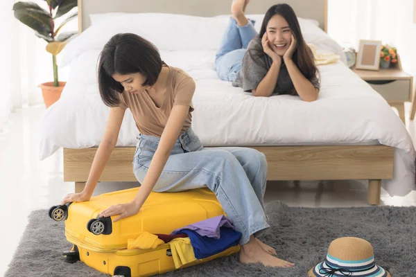 Duas Meninas Asiáticas Quarto Estava Tentando Fechar Uma Mala Amarela — Fotografia de Stock