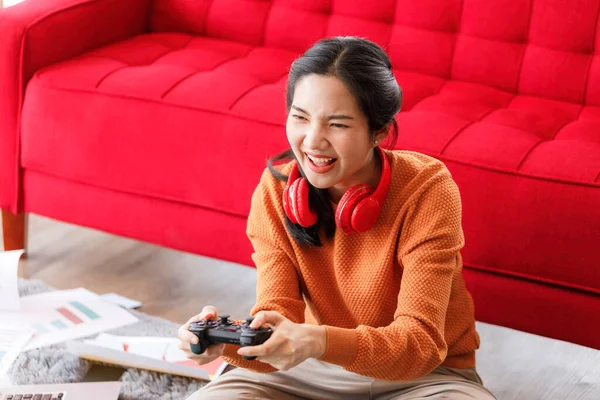 Jovem Mulher Está Divertindo Jogando Jogos Com Único Joystick Casa — Fotografia de Stock