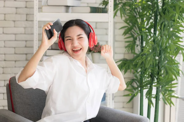 Mladá Asiatka Odpočívající Pohovce Domě Ženy Poslouchají Hudbu Baví Zůstat — Stock fotografie
