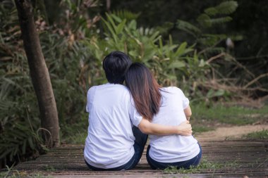 Lezbiyen çiftler parkta tatil yapıyor ve dinleniyorlar. LGBT kavramı.