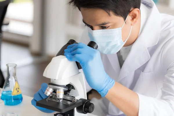 Onderzoekers Gezondheidszorg Werken Het Laboratorium Voor Biowetenschappen Mannelijke Onderzoeker Supervisor — Stockfoto