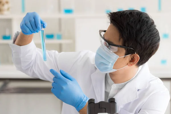 Onderzoekers Gezondheidszorg Werken Het Laboratorium Voor Biowetenschappen Mannelijke Onderzoeker Supervisor — Stockfoto