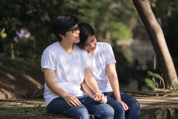 レズビアンのカップルは休暇で公園で活動や休憩をしています Lgbtの概念 — ストック写真