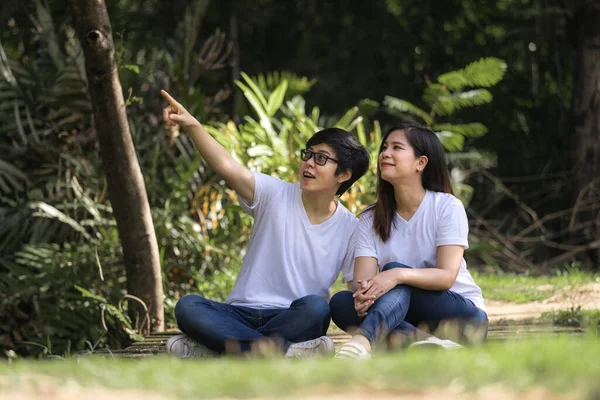 Casais Lésbicas Fazendo Atividades Descansando Parque Férias Conceito Lgbt — Fotografia de Stock