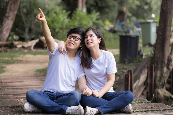 Casais Lésbicas Fazendo Atividades Descansando Parque Férias Conceito Lgbt — Fotografia de Stock