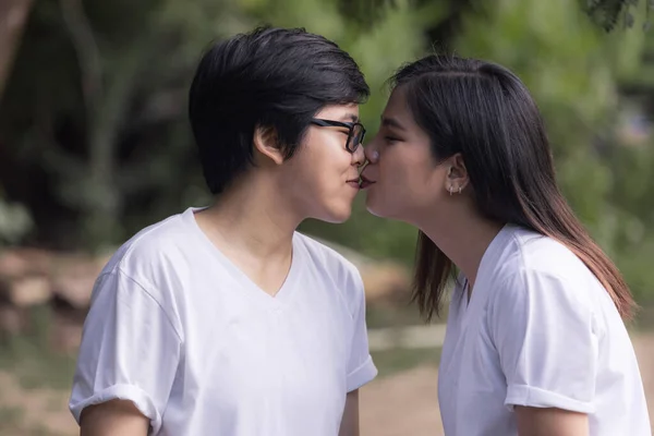 Casais Lésbicas Fazendo Atividades Descansando Parque Férias Conceito Lgbt — Fotografia de Stock