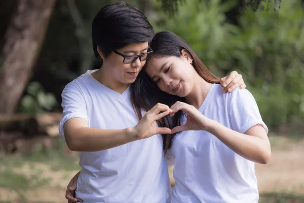 Parejas Lesbianas Haciendo Actividades Descansando Parque Vacaciones Concepto Lgbt — Foto de Stock