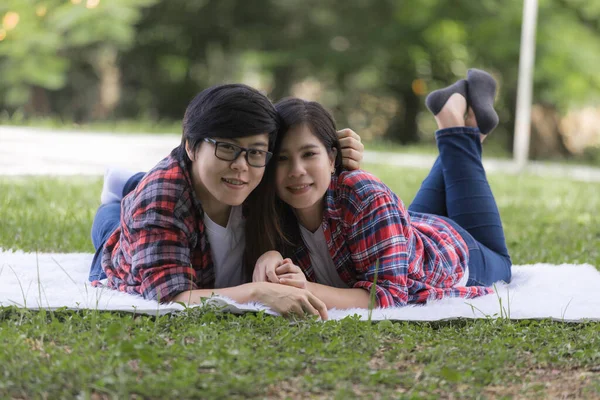 Casais Lésbicas Fazendo Atividades Descansando Parque Férias Conceito Lgbt — Fotografia de Stock