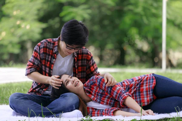 레즈비언 커플들은 시간에 공원에서 활동하고 휴식을 취한다 Lgbt — 스톡 사진